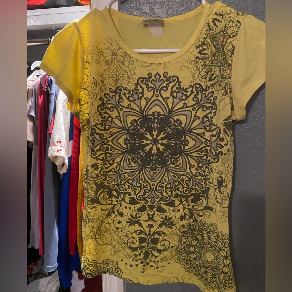 Cute 2000’s Yellow Print Shirt
